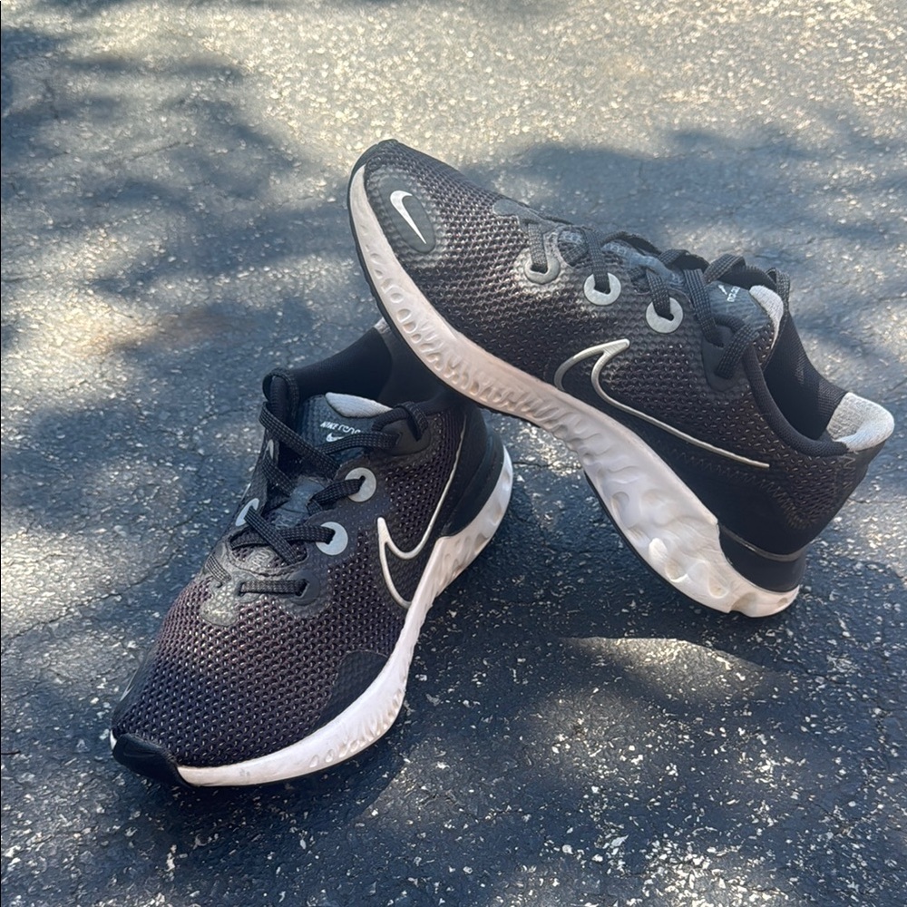 Nike renew women’s sneakers